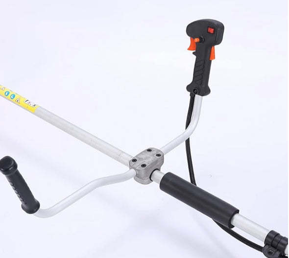 Roçadora LINEA HD com motor a gasolina de 52 cc e 3 cv, 2 acessórios de corte, guiador com punho duplo, arnês e kit de ferramentas.