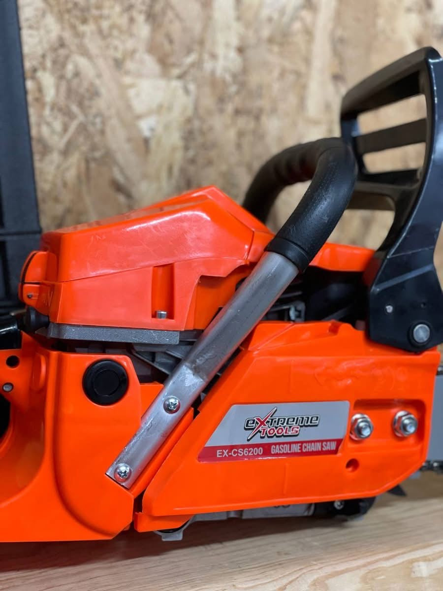 Motosserra a gasolina Extreme Tools, motor a 2 tempos 62CC, lâmina de 20", comprimento da correia 50CM com anti-vibração para poda e abate de árvores.